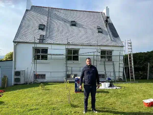 M Brian lafleur au pied d'une toiture en ardoise : travaux de mise en étanchéité de toiture